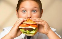 fetita-mananca-burger