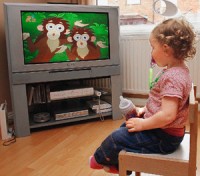 Copil-mic-se-uitandu-se-la-tv