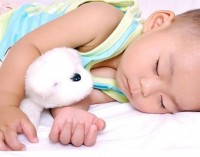 bebe-8-luni-doarme