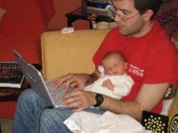 tatic-cu-bebe-la-laptop