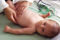 copil-examinat-de-medic
