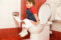 fetita-la-wc